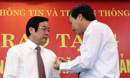 Bộ trưởng Nguyễn Bắc Son nhận huy hiệu 40 năm tuổi Đảng