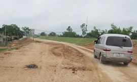 Dù dự án đang chậm tiến độ, nhưng đi dọc tuyến nhiều kilômét không thấy máy móc của nhà thầu thi công