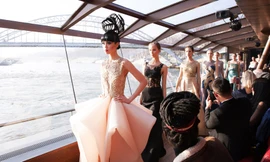 Jessica Minh Anh làm vedette trên sàn catwalk giữa sông Seine