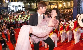 Trương Quỳnh Anh được Tim bế bổng trên thảm đỏ