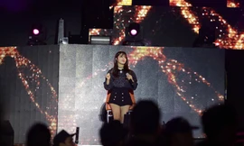 Thành viên nhóm nhạc Hàn ngồi ghế hát sau chấn thương ở Mỹ Đình