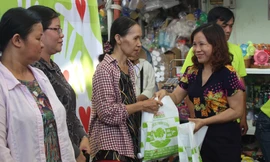 1.	Bà Nguyễn Thị Thúy Mai, Phó GĐ Sở Công thương, trao qua cho các hoàn cảnh khó khăn. Ảnh: Giang Thanh.