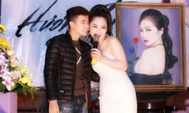 Hương Tràm kề sát má khán giả nam trong buổi họp fans