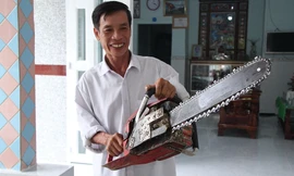 Ông Lê Tấn Thành (Mười Hên) bên chiếc máy cưa đã từng cứu 11 người trong vụ sập nhịp dẫn cầu Cần Thơ (Ảnh Nhật Huy).