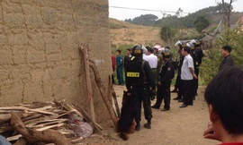 Công an thuyết phục đối tượng trình diện.