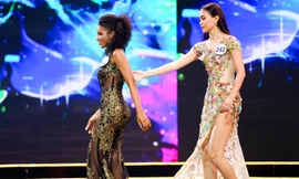 Mâu Thuỷ đỡ bạn diễn bị vấp suýt ngã tại đêm bán kết Hoa hậu hoàn vũ