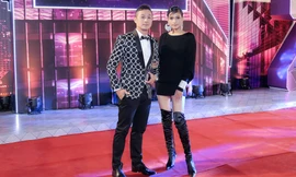 Trương Thị May mặc váy siêu ngắn sánh bước MC Anh Tuấn