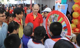 Học sinh tìm hiểu các chương trình học tập tiếng Anh tại các trung tâm, trường học.