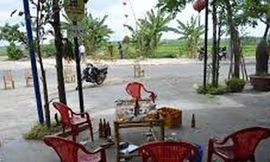 Bị đập ly bia vào đầu vì mắng bạn nhậu là...nhóc con