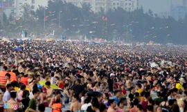 Khổ sở tắm biển tại bãi biển Sầm Sơn (Thanh Hoá). 