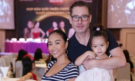 Đoan Trang được chồng con hộ tống đi dự họp báo