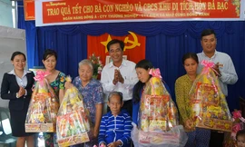 Mang quà tết đến Hòn Đá Bạc