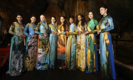 Thí sinh Hoa hậu Hoà bình mặc áo dài chụp ảnh trong Động Thiên Đường