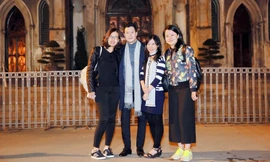 Quang Dũng bị fan phát hiện khi lang thang dạo phố đêm Hà Nội