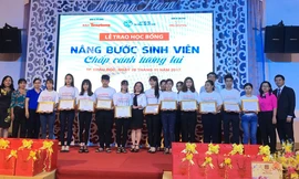 Các em tân sinh viên nhận học bổng.
