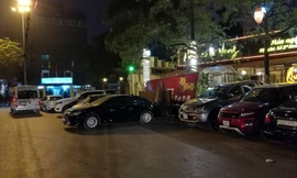 Tận thấy vỉa hè, lòng đường thành bãi xe cho... quán bia