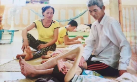 Cám cảnh đôi vợ chồng già nuôi 2 con tật nguyền.