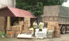 Kiểm tra lô hàng trên 20 tấn không có giấy tờ hợp lệ. Ảnh: Nguyễn Thái.