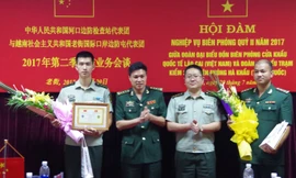 Lãnh đạo hai bên Đồn - Trạm trao tặng danh hiệu sứ giả hữu nghị quý 2 năm 2017 cho 2 cán bộ của hai bên.