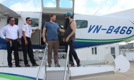 Đạo diễn King Kong và đạo diễn Gozilla thăm vịnh Hạ Long bằng thuỷ phi cơ