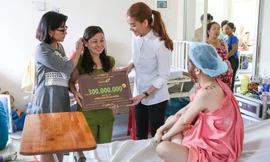 Trương Ngọc Ánh trao số tiền hỗ trợ thẩm mỹ 300 triệu cho mẹ của nữ sinh bị tạt axit Thu Hương.
