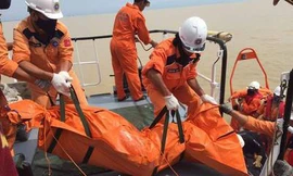 Lực lượng cứu hộ đưa thi thể một thuyền viên lên bờ.