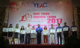 Tặng kỷ niệm chương cám ơn đối với những cá nhân, tổ chức đóng góp tích cực cho chương trình trong chặng đường đã qua.