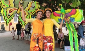 Ngọc Hân, Thanh Tú diện áo dài, diễu hành trên đường phố Huế