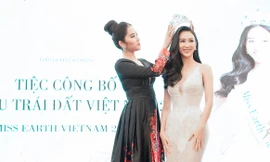 Nam Em gợi cảm trao vương miện 'Miss Earth Vietnam' cho Hà Thu