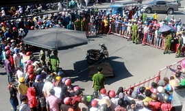 Nam thanh niên bị bắn tử vong giữa quốc lộ. Ảnh: VnExpress