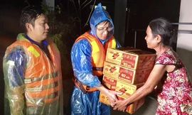 Bí thư Tỉnh đoàn Đặng Minh Thảo trao quà cho người dân thôn Điền An, xã Nghĩa Điền, huyện Tư Nghĩa trong đêm lũ.