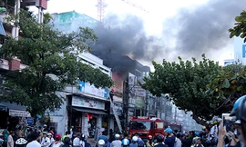 Lửa kèm khói đen bốc lên từ tầng 2 quán kem ở Nha Trang. 