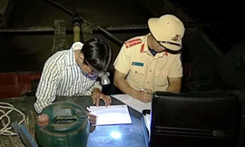 Bắt quả tang 2 tàu hút cát lậu trong đêm. Ảnh C.A.