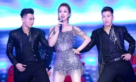 Jennifer Phạm mặc gợi cảm, khoe giọng và nhảy 'sung' trên sân khấu