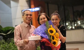 Giang Hồng Ngọc và bố bí mật tổ chức sinh nhật cho mẹ ở sân bay