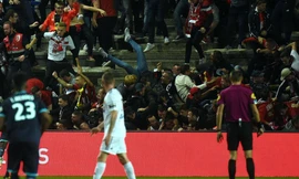 Khán đài đổ sập giữa trận đấu, 20 người bị thương