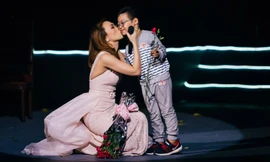 Mỹ Tâm hôn má fan nhí đáng yêu khi đang biểu diễn