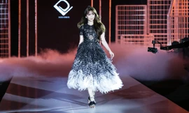 Ngọc Trinh mặc váy lông vũ mở màn show thời trang của bạn thân