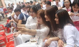 Học sinh trường Đinh Tiên Hoàng trong lễ tri ân