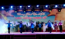 Chương trình văn nghệ Linh thiêng Thành Cổ và thả hoa đăng trên sông Thạch Hãn đêm 20/7/2017. ẢNH: B.N