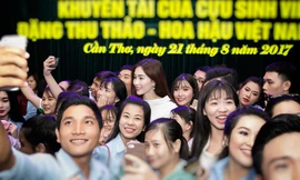 Hoa hậu Thu Thảo và món quà ý nghĩa khi về thăm trường cũ 