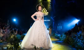 Váy của Hoa hậu Mỹ Linh được đấu giá 8.000 USD 