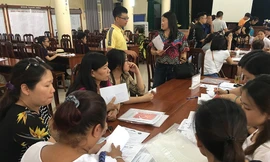 Phụ huynh đến nộp hồ sơ vào lớp 10 sáng nay ở trường THPT Việt Đức.