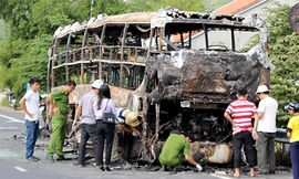 Xe giường nằm cháy rụi sau hỏa hoạn. Ảnh: Công Dương.