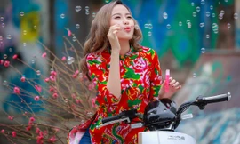 Khánh Ngân diện áo dài họa tiết chăn công sặc sỡ trên phố