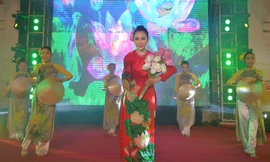 Nghệ sĩ múa Linh Nga với những điệu múa dân tộc trên nền ca khúc 'Giấc mơ trưa'.