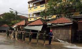 Các lực lượng thanh niên xung kích Hội An tham gia dọn vệ sinh môi trường.