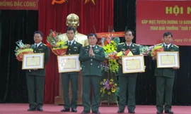 Đại diện lãnh đạo, chỉ huy Binh chủng Đặc công trao thưởng cho các tác giả có sáng kiến cải tiến kỹ thuật chất lượng tốt.