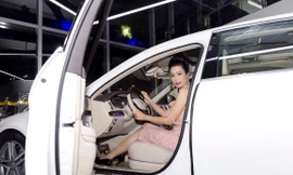 Á hậu Trịnh Kim Chi đi xế hộp 5 tỷ dự sự kiện