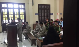 Các bị cáo ra toà lĩnh án.